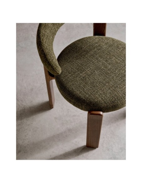 Silla Granite de chenilla verde y madera maciza de fresno con acabado nogal FSC 100% - Kave Home