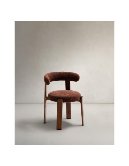 Silla Granite de chenilla marrón y madera maciza de fresno con acabado nogal FSC 100% - Kave Home