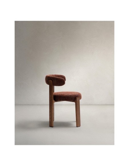 Silla Granite de chenilla marrón y madera maciza de fresno con acabado nogal FSC 100% - Kave Home