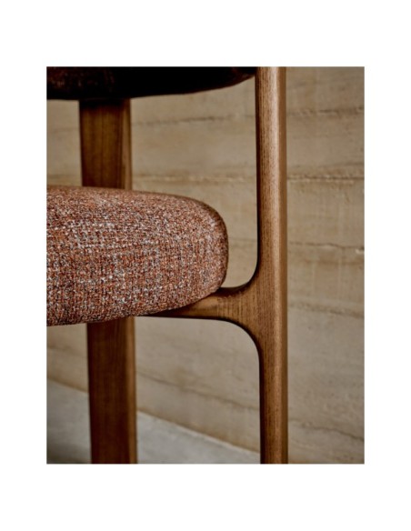 Silla Granite de chenilla marrón y madera maciza de fresno con acabado nogal FSC 100% - Kave Home
