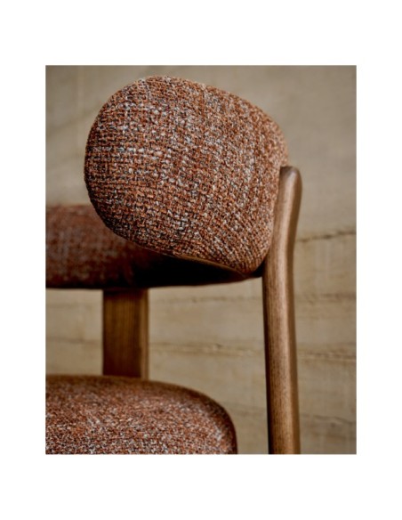 Silla Granite de chenilla marrón y madera maciza de fresno con acabado nogal FSC 100% - Kave Home