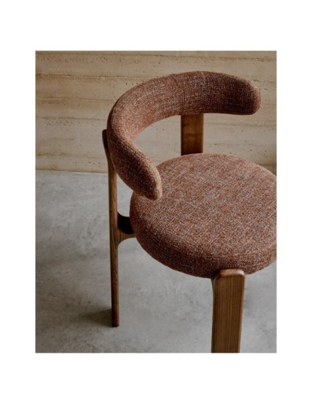 Silla Granite de chenilla marrón y madera maciza de fresno con acabado nogal FSC 100% - Kave Home