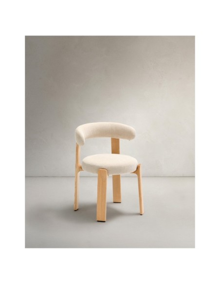 Silla Granite de chenilla beige y madera maciza de fresno con acabado natural FSC 100% - Kave Home