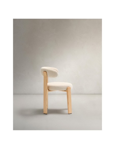 Silla Granite de chenilla beige y madera maciza de fresno con acabado natural FSC 100% - Kave Home