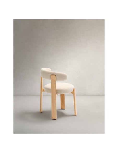 Silla Granite de chenilla beige y madera maciza de fresno con acabado natural FSC 100% - Kave Home