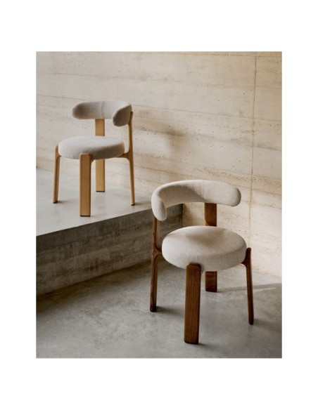 Silla Granite de chenilla beige y madera maciza de fresno con acabado natural FSC 100% - Kave Home