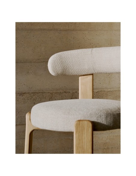 Silla Granite de chenilla beige y madera maciza de fresno con acabado natural FSC 100% - Kave Home