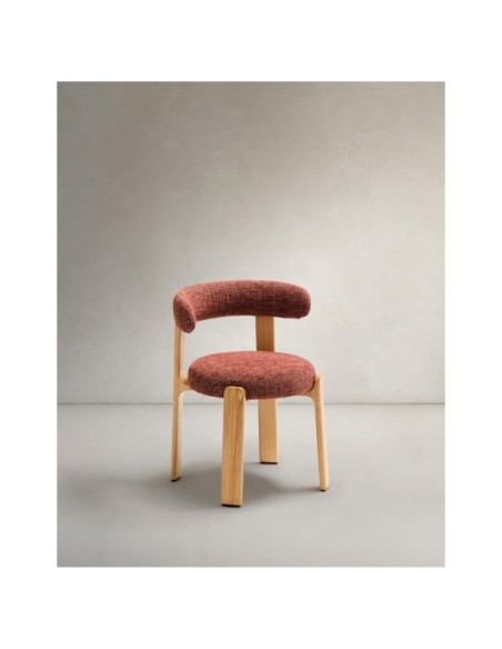 Silla Granite de chenilla terracota y madera maciza de fresno con acabado natural FSC 100% - Kave Home