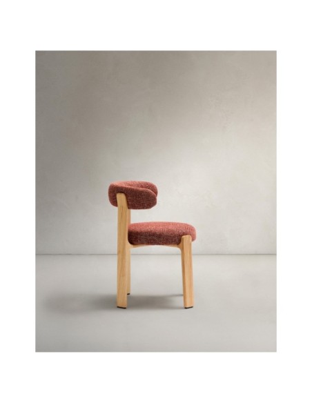 Silla Granite de chenilla terracota y madera maciza de fresno con acabado natural FSC 100% - Kave Home