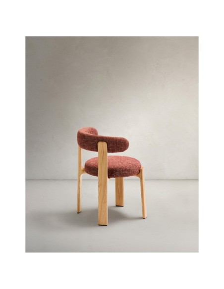 Silla Granite de chenilla terracota y madera maciza de fresno con acabado natural FSC 100% - Kave Home