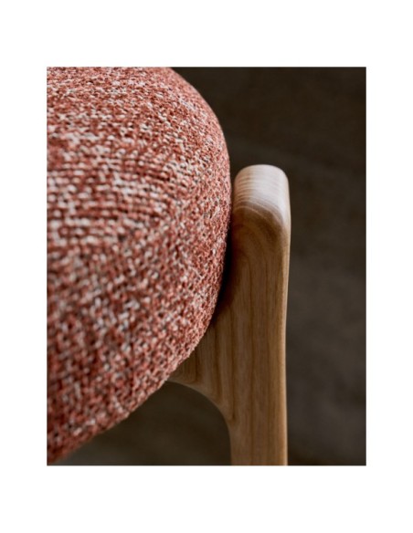 Silla Granite de chenilla terracota y madera maciza de fresno con acabado natural FSC 100% - Kave Home