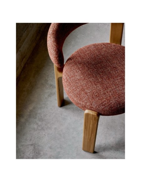 Silla Granite de chenilla terracota y madera maciza de fresno con acabado natural FSC 100% - Kave Home