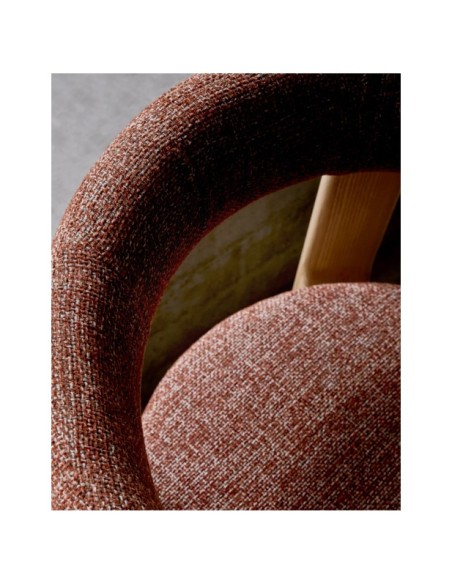 Silla Granite de chenilla terracota y madera maciza de fresno con acabado natural FSC 100% - Kave Home