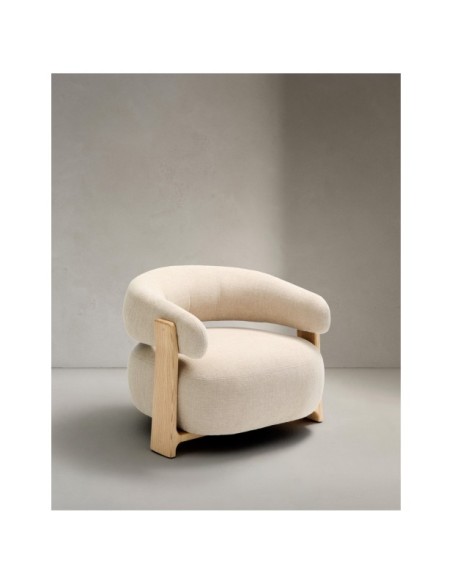 Butaca Granite chenilla beige y patas de madera maciza fresno acabado natural FSC 100% - Kave Home