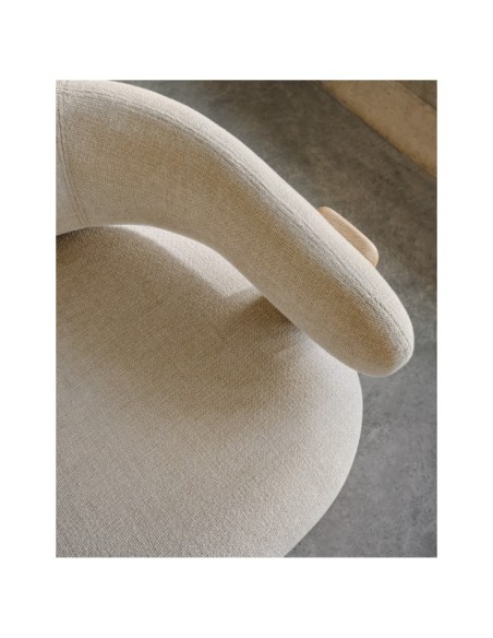 Butaca Granite chenilla beige y patas de madera maciza fresno acabado natural FSC 100% - Kave Home