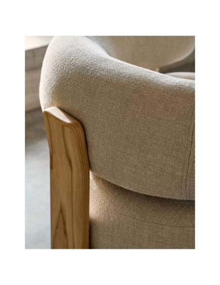 Butaca Granite chenilla beige y patas de madera maciza fresno acabado natural FSC 100% - Kave Home
