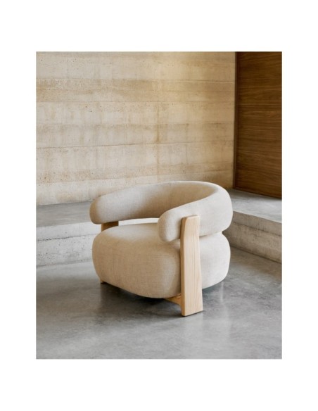 Butaca Granite chenilla beige y patas de madera maciza fresno acabado natural FSC 100% - Kave Home