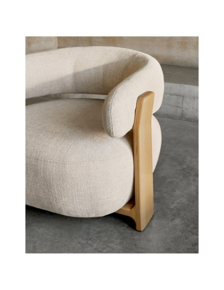 Butaca Granite chenilla beige y patas de madera maciza fresno acabado natural FSC 100% - Kave Home