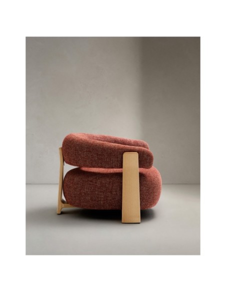 Butaca Granite chenilla terracota y patas de madera maciza fresno acabado natural FSC 100% - Kave Home