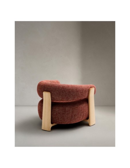 Butaca Granite chenilla terracota y patas de madera maciza fresno acabado natural FSC 100% - Kave Home