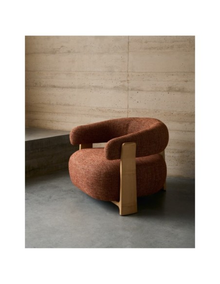 Butaca Granite chenilla terracota y patas de madera maciza fresno acabado natural FSC 100% - Kave Home