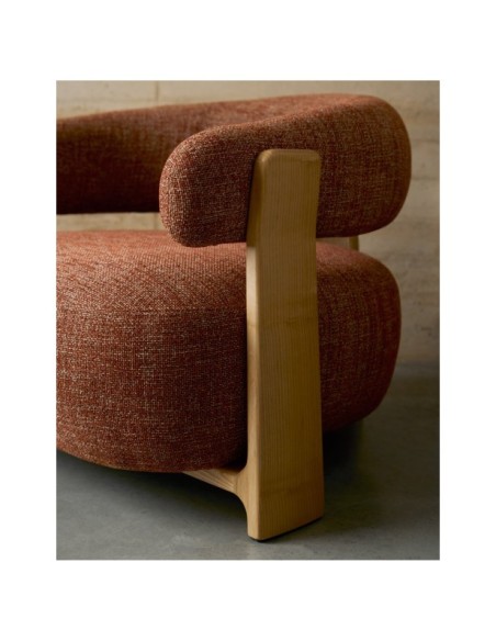 Butaca Granite chenilla terracota y patas de madera maciza fresno acabado natural FSC 100% - Kave Home