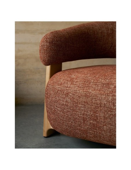 Butaca Granite chenilla terracota y patas de madera maciza fresno acabado natural FSC 100% - Kave Home