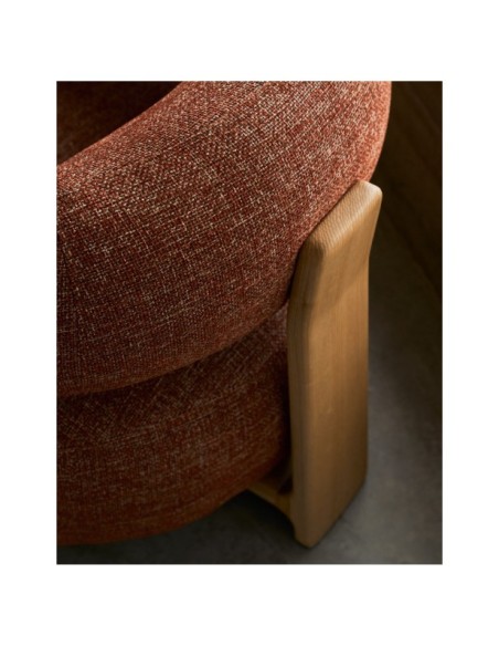 Butaca Granite chenilla terracota y patas de madera maciza fresno acabado natural FSC 100% - Kave Home