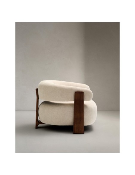 Butaca Granite de chenilla beige y patas de madera maciza de fresno acabado nogal FSC 100% - Kave Home