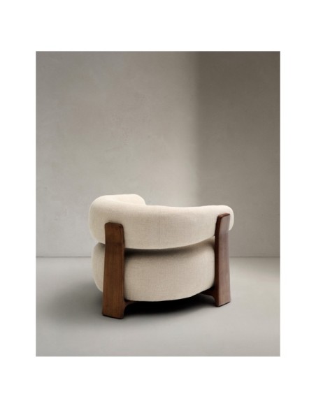 Butaca Granite de chenilla beige y patas de madera maciza de fresno acabado nogal FSC 100% - Kave Home