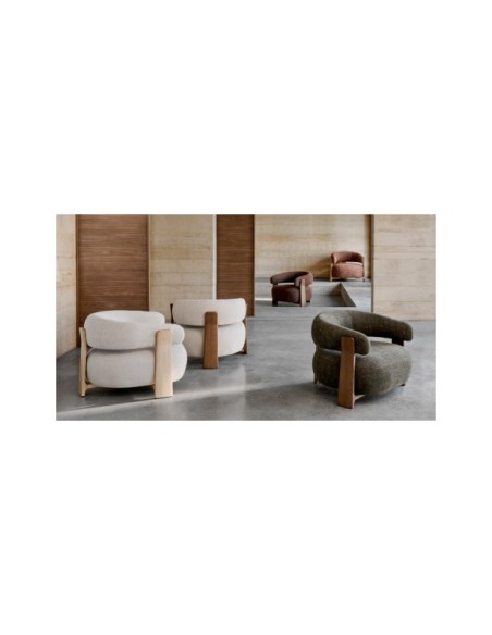 Butaca Granite de chenilla beige y patas de madera maciza de fresno acabado nogal FSC 100% - Kave Home