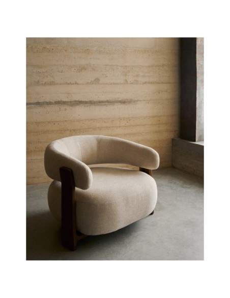 Butaca Granite de chenilla beige y patas de madera maciza de fresno acabado nogal FSC 100% - Kave Home