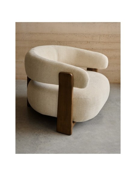 Butaca Granite de chenilla beige y patas de madera maciza de fresno acabado nogal FSC 100% - Kave Home