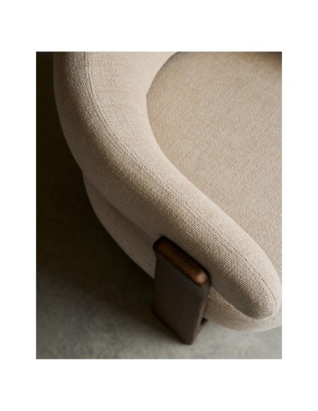 Butaca Granite de chenilla beige y patas de madera maciza de fresno acabado nogal FSC 100% - Kave Home