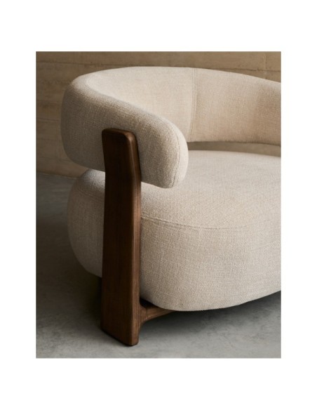 Butaca Granite de chenilla beige y patas de madera maciza de fresno acabado nogal FSC 100% - Kave Home