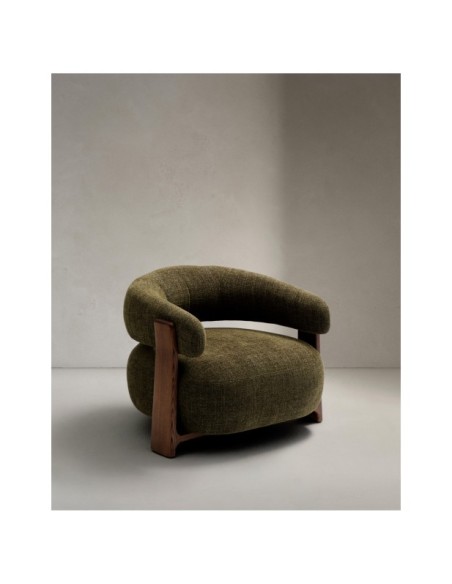 Butaca Granite de chenilla verde y patas de madera maciza de fresno acabado nogal FSC 100% - Kave Home