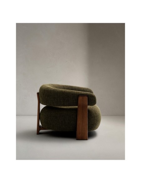 Butaca Granite de chenilla verde y patas de madera maciza de fresno acabado nogal FSC 100% - Kave Home