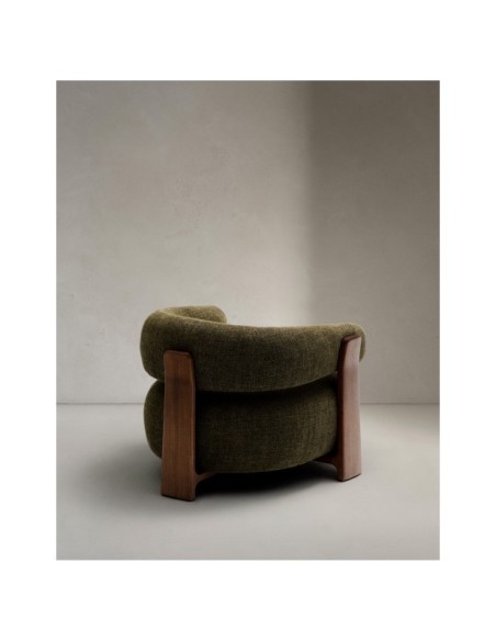 Butaca Granite de chenilla verde y patas de madera maciza de fresno acabado nogal FSC 100% - Kave Home