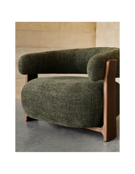 Butaca Granite de chenilla verde y patas de madera maciza de fresno acabado nogal FSC 100% - Kave Home