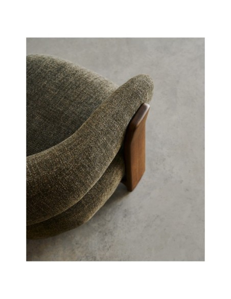 Butaca Granite de chenilla verde y patas de madera maciza de fresno acabado nogal FSC 100% - Kave Home