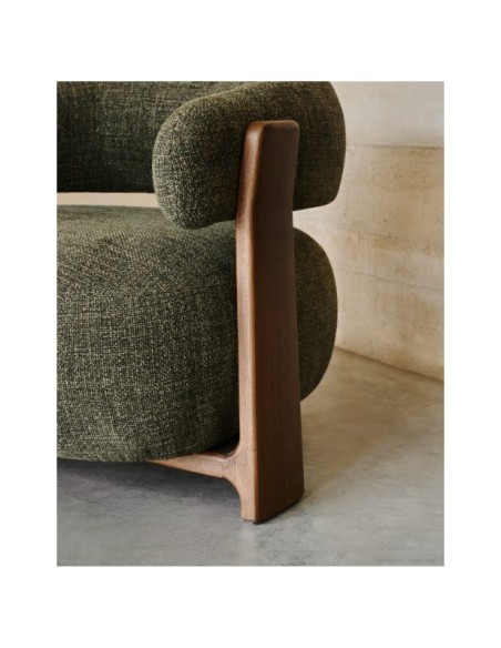 Butaca Granite de chenilla verde y patas de madera maciza de fresno acabado nogal FSC 100% - Kave Home