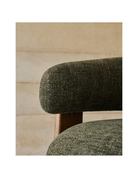 Butaca Granite de chenilla verde y patas de madera maciza de fresno acabado nogal FSC 100% - Kave Home