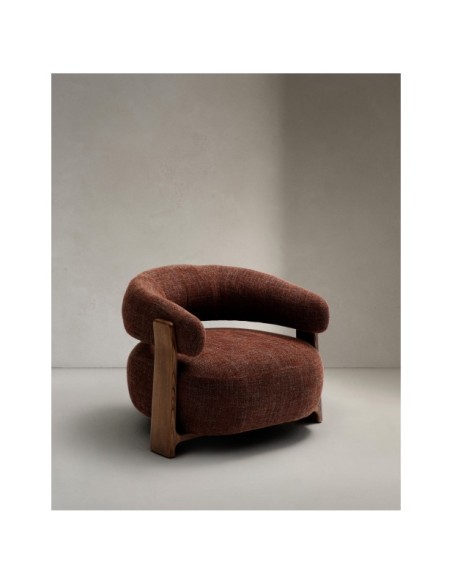 Butaca Granite de chenilla marrón y patas de madera maciza de fresno acabado nogal FSC 100% - Kave Home