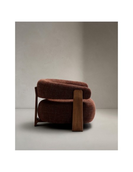 Butaca Granite de chenilla marrón y patas de madera maciza de fresno acabado nogal FSC 100% - Kave Home