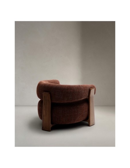 Butaca Granite de chenilla marrón y patas de madera maciza de fresno acabado nogal FSC 100% - Kave Home