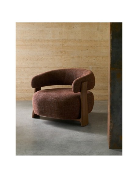 Butaca Granite de chenilla marrón y patas de madera maciza de fresno acabado nogal FSC 100% - Kave Home