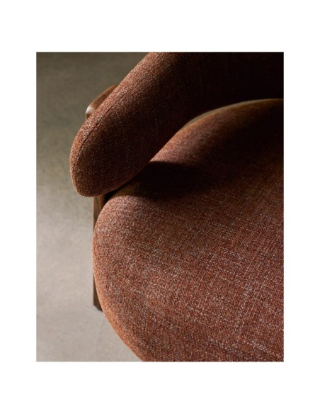 Butaca Granite de chenilla marrón y patas de madera maciza de fresno acabado nogal FSC 100% - Kave Home