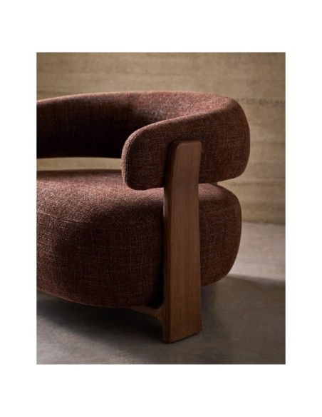 Butaca Granite de chenilla marrón y patas de madera maciza de fresno acabado nogal FSC 100% - Kave Home