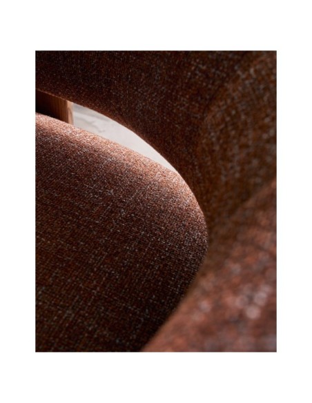 Butaca Granite de chenilla marrón y patas de madera maciza de fresno acabado nogal FSC 100% - Kave Home