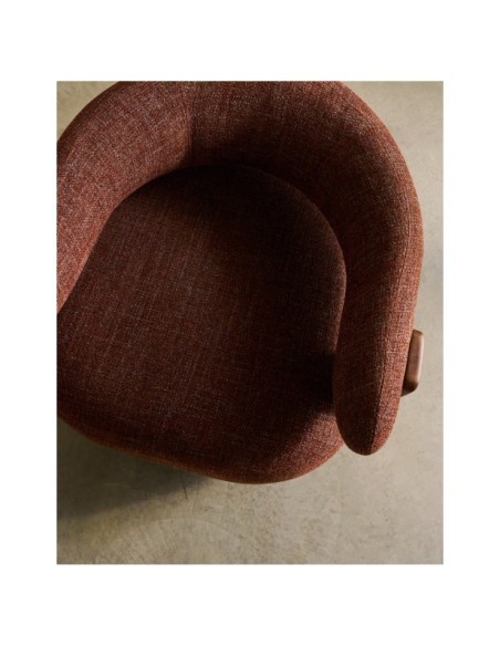 Butaca Granite de chenilla marrón y patas de madera maciza de fresno acabado nogal FSC 100% - Kave Home